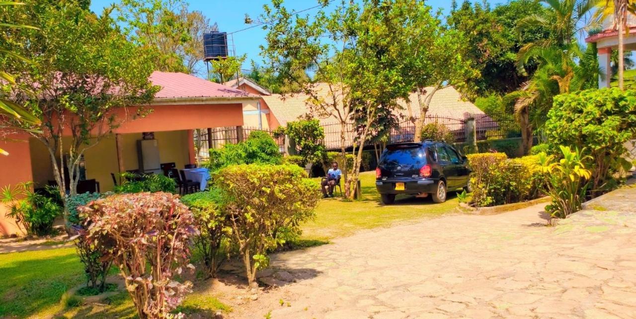 La Feve Beach Bed And Breakfast Entebbe 恩德培 外观 照片