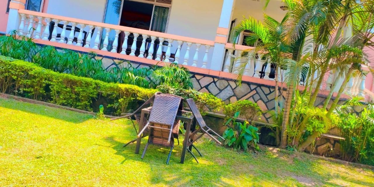 La Feve Beach Bed And Breakfast Entebbe 恩德培 外观 照片