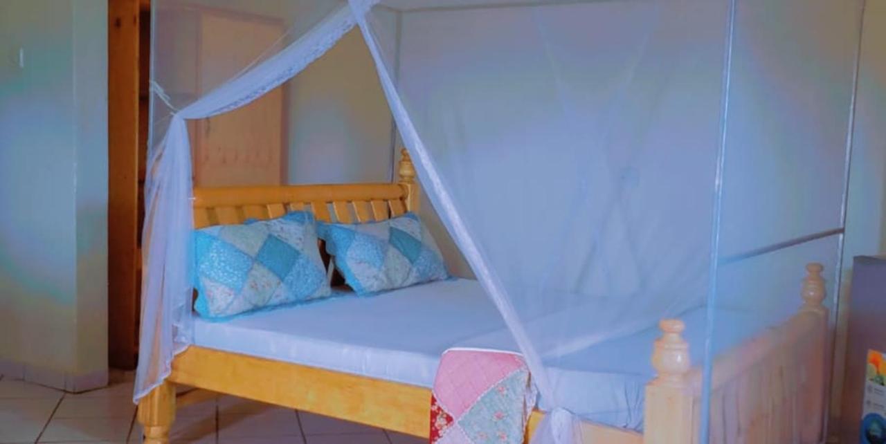 La Feve Beach Bed And Breakfast Entebbe 恩德培 外观 照片
