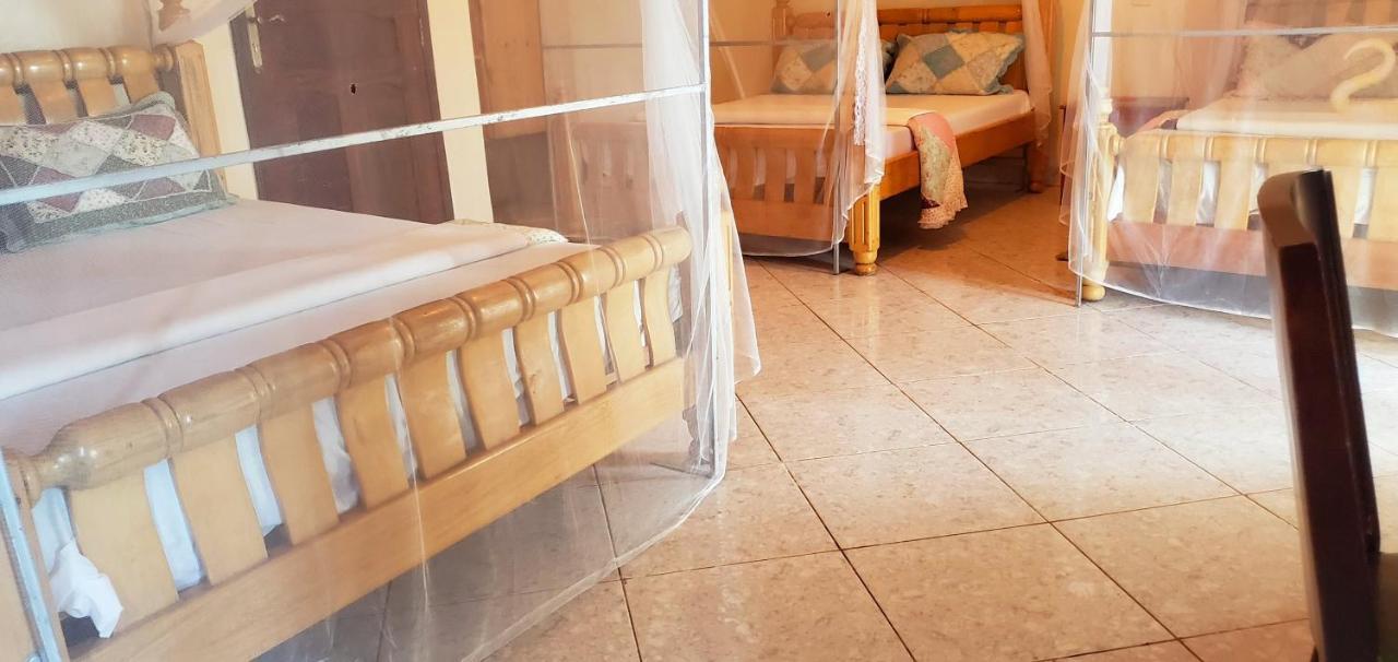La Feve Beach Bed And Breakfast Entebbe 恩德培 外观 照片
