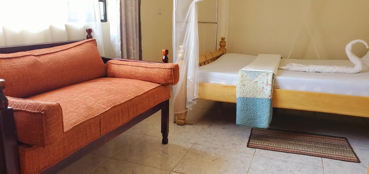 La Feve Beach Bed And Breakfast Entebbe 恩德培 外观 照片