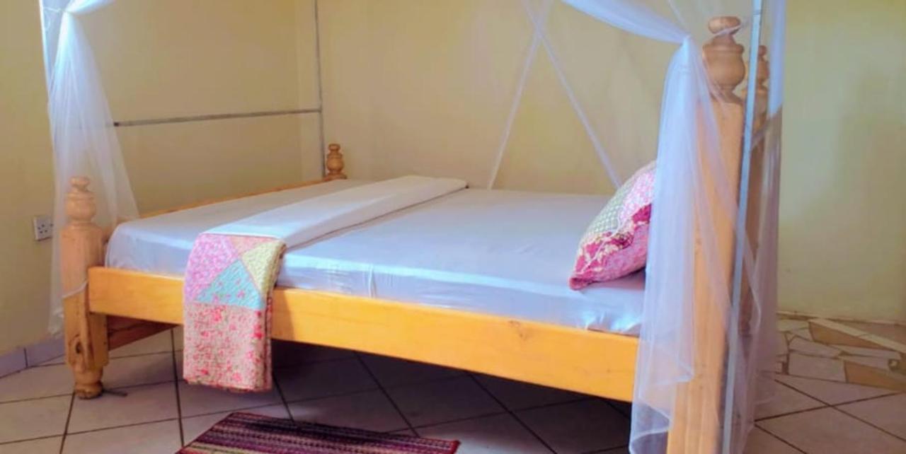 La Feve Beach Bed And Breakfast Entebbe 恩德培 外观 照片