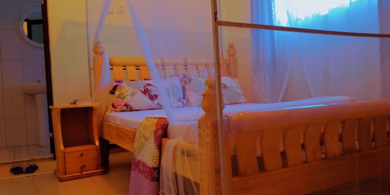 La Feve Beach Bed And Breakfast Entebbe 恩德培 外观 照片