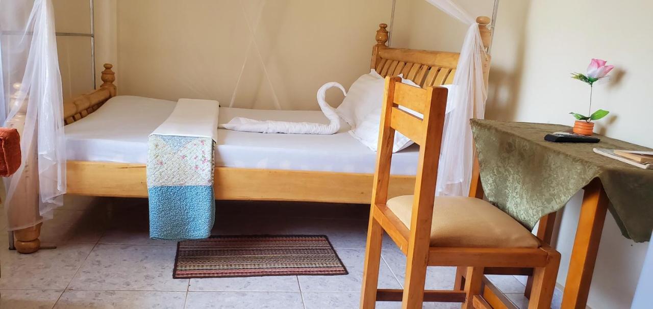 La Feve Beach Bed And Breakfast Entebbe 恩德培 外观 照片