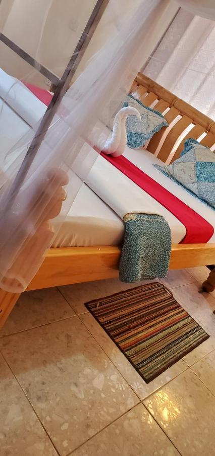 La Feve Beach Bed And Breakfast Entebbe 恩德培 外观 照片