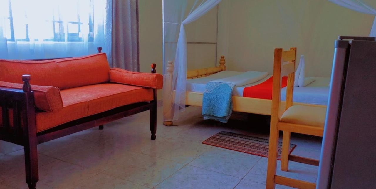 La Feve Beach Bed And Breakfast Entebbe 恩德培 外观 照片