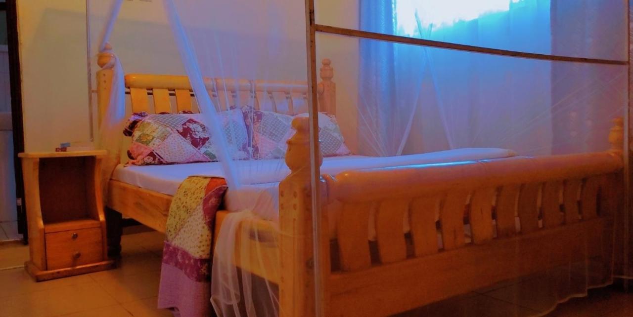 La Feve Beach Bed And Breakfast Entebbe 恩德培 外观 照片