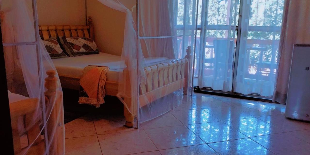 La Feve Beach Bed And Breakfast Entebbe 恩德培 外观 照片